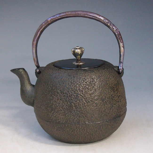 tb182, 龍文堂模本流水長壽龜本體貼金，鑲銀約0.7L 鐵壺