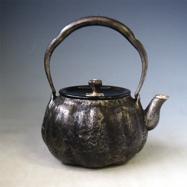 龍文堂 造 鉄瓶 金銀象嵌 南瓜型 かぼちゃ 骨董 茶道具 重量約2760g Amazon | 龍文堂 造 鉄瓶 金銀象嵌 南瓜型 かぼちゃ 骨董 茶道具
