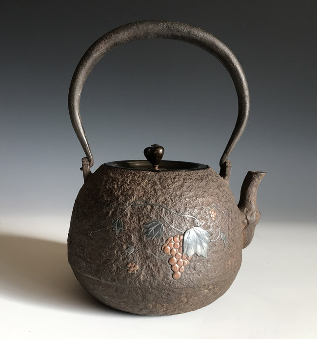 壺 hn2743, 般若勘溪作葡萄圖鑲嵌寶珠形鐵壺約1.2L，鐵壺