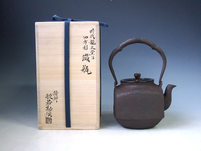 #龍文堂 #鉄瓶 #蜻蛉柄胴 #銀象嵌提手 #時代物造 #湯沸かし #鉄器 龍文堂 #鉄瓶 #蜻蛉柄胴 #銀象嵌提手 #茶器 #時代物造 #茶道具