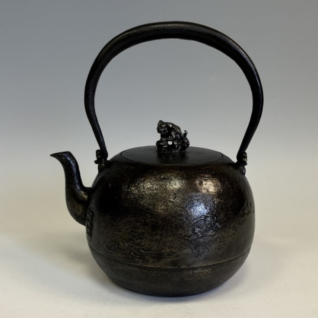 hn907sa, 般若勘溪作圓形飛鳥圖約1.2L 砂鐵鐵壺