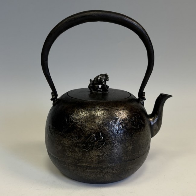 hn907sa, 般若勘溪作圓形飛鳥圖約1.2L 砂鐵鐵壺