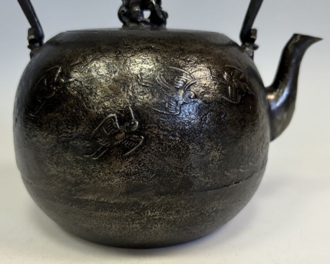 hn907sa, 般若勘溪作圓形飛鳥圖約1.2L 砂鐵鐵壺