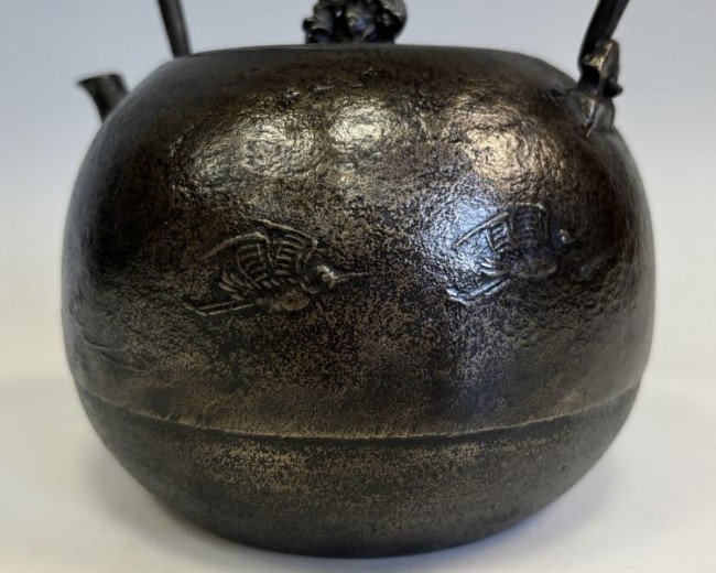 hn907sa, 般若勘溪作圓形飛鳥圖約1.2L 砂鐵鐵壺