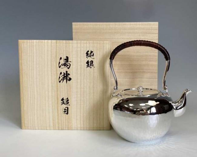 中国　大壺 A metal-mounted yixing red stoneware teapot, Qing dynasty