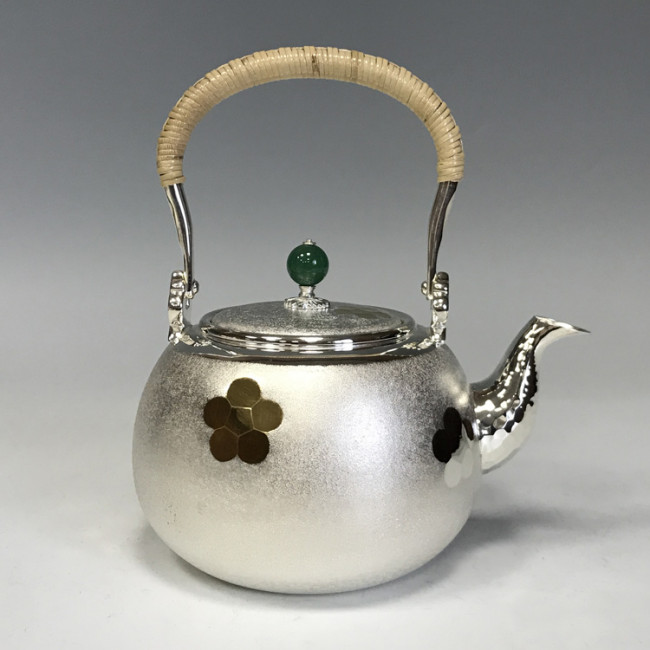 ☆b473、銀細工　彫金　卵型　蓋物　重量約77ｇ/　金属工芸　銀製　銀　香合 ☆b473、銀細工 彫金 卵型 蓋物 重量約77g/ 金属工芸 銀製 銀