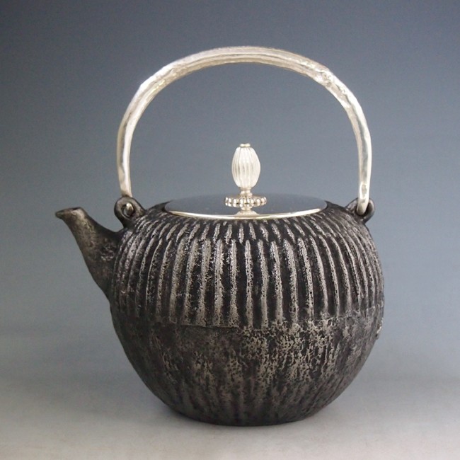 tb18sa, 藏六模本菊花形砂鐵鐵壺蟲咬形提手約1.0L, 鐵壺