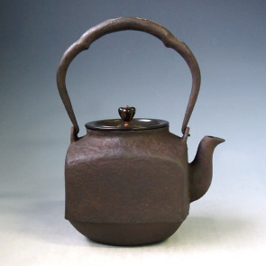 hn2972, 龍文堂模本 四方形 提梁唐草銀鑲嵌  般若勘渓作 約 1.2L, 鐵壺