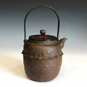 hn2986, 般若勘溪作 獸口棗形 福祿壽（蝙蝠、鹿、桃）鐵壺 提手雷紋鑲嵌 約1.6L